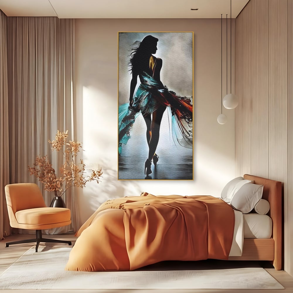 Tablou canvas cu tablou canvas cu silueta feminina si rochie fluida, in rama de aluminiu auriu, pe perete intr-un dormitor